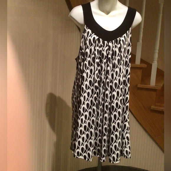 💕💕Host Pick💕💕NWOT black and white slip on sleeveless tunic - Picture 2 of 4